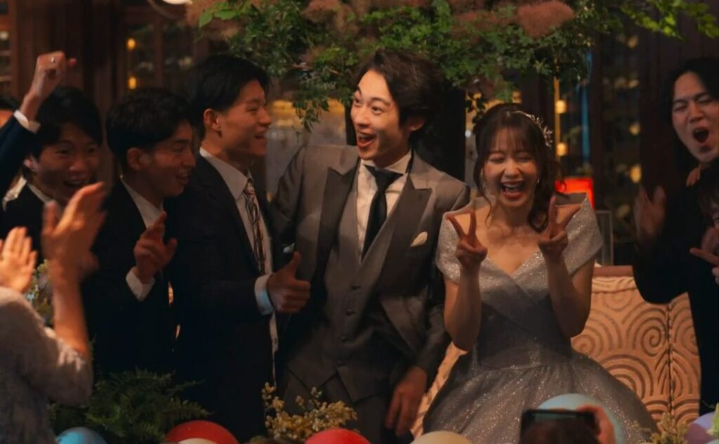 ドラマ「エルピス―希望、あるいは災い―」第３話、岸本拓朗（眞栄田郷敦）の中学時代の同級生、あっくんの結婚式