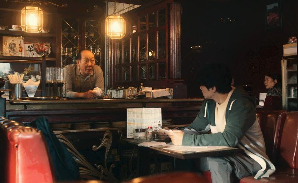 ドラマ「エルピス―希望、あるいは災い―」第７話、八飛市の喫茶店のマスターから本城建託と大門副総理の話を聞く岸本拓朗（眞栄田郷敦）