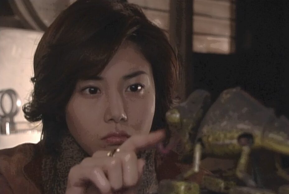 ドラマ「やまとなでしこ」第８話、中原 欧介（堤真一）からのプレゼントブリキのおもちゃの「カメレオン」とみてわからないわ、とつぶやく神野 桜子（松嶋菜々子）