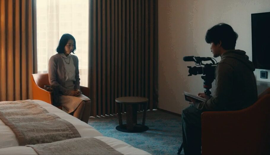 ドラマ「エルピス―希望、あるいは災い―」第５話、西澤正の元妻にホテルの部屋でインタビューをする岸本拓朗（眞栄田郷敦）