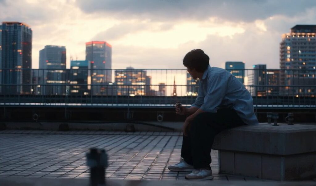 ドラマ「エルピス―希望、あるいは災い―」第３話、テレビ局の屋上で「正しい事がしたい」と、心の中でつぶやく岸本拓朗（眞栄田郷敦）