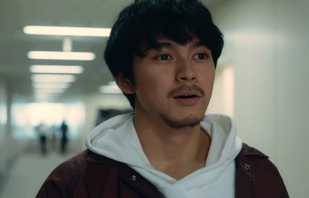 ドラマ「エルピス―希望、あるいは災い―」第８話、武田信玄の扮装をした俳優・桂木信太郎（松尾スズキ）を見送る岸本拓朗（眞栄田郷敦）