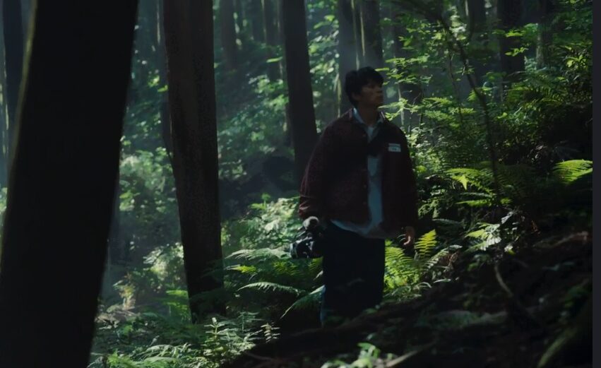 ドラマ「エルピス―希望、あるいは災い―」第２話、八頭眉山（はっとうびざん）の現場でカメラを回す岸本拓朗（眞栄田郷敦）