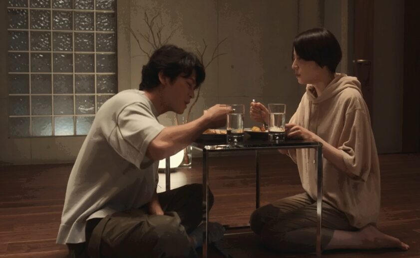 ドラマ「エルピス―希望、あるいは災い―」第２話、浅川恵那（長澤まさみ）の家で１０分で作ったカレーを食べる、浅川恵那（長澤まさみ）と岸本拓朗（眞栄田郷敦）
