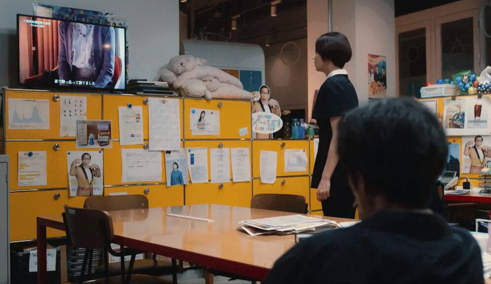 ドラマ「エルピス―希望、あるいは災い―」第５話、岸本拓朗（眞栄田郷敦）のVTRを食い入るように見る浅川恵那（長澤まさみ）