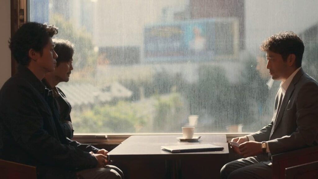 ドラマ「エルピス―希望、あるいは災い―」第９話、大門亨（迫田孝也）に　岸本拓朗（眞栄田郷敦）を紹介する村井喬一（岡部たかし）