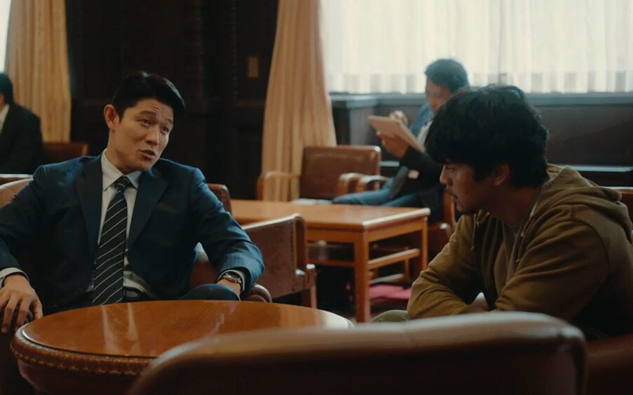 ドラマ「エルピス―希望、あるいは災い―」第５話、斎藤正一（鈴木亮平）に局内の裏事情について相談する岸本拓朗（眞栄田郷敦）