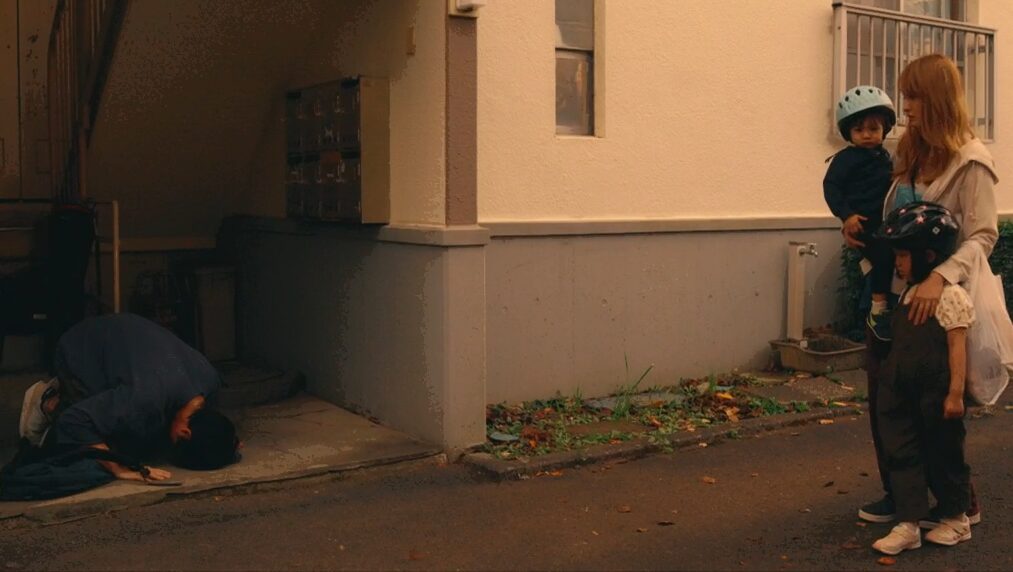 ドラマ「エルピス―希望、あるいは災い―」第８話、中村優香の母親に土下座をする岸本拓朗（眞栄田郷敦）