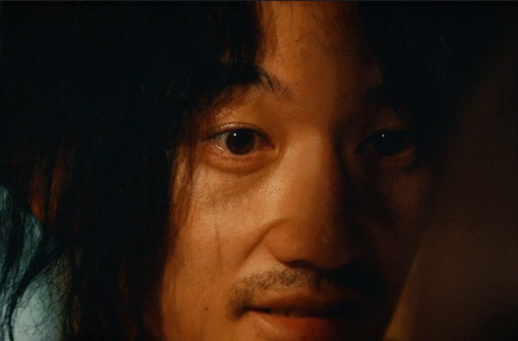 ドラマ「エルピス―希望、あるいは災い―」第７話、浅川恵那（長澤まさみ）を見つめる本城彰の顔