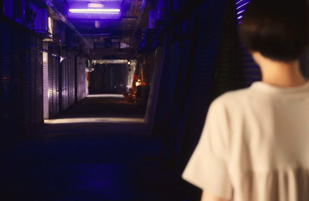 ドラマ「エルピス―希望、あるいは災い―」第３話、不思議なシャッター街のアーケードにたどり着いた浅川恵那（長澤まさみ）