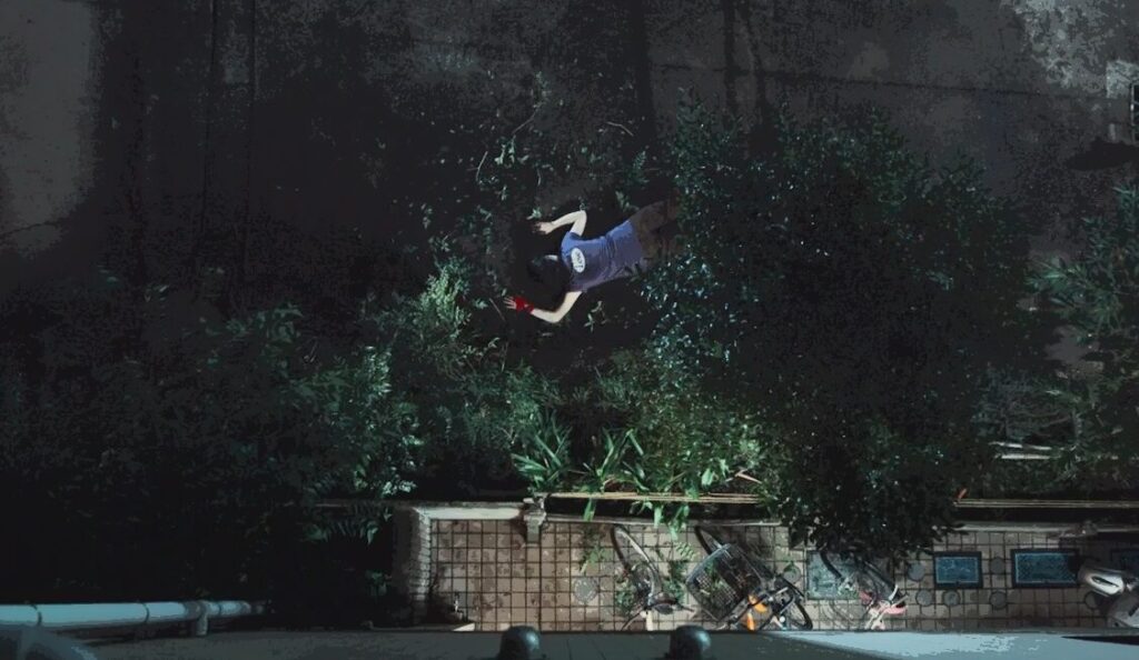 ドラマ「エルピス―希望、あるいは災い―」第４話、自宅アパートのベランダの下でうつぶせで倒れている大山さくら（三浦透子）