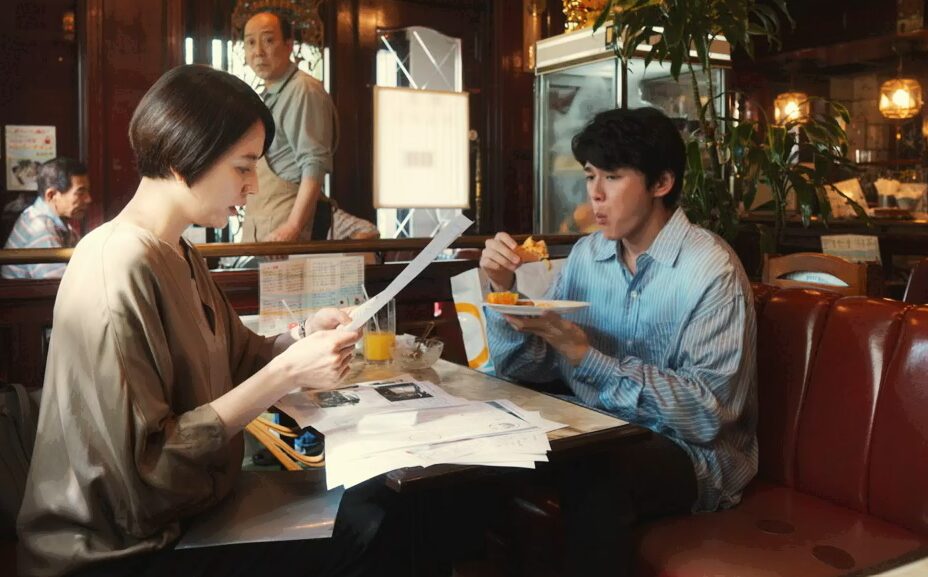 ドラマ「エルピス―希望、あるいは災い―」第３話、笹岡まゆみ（池津祥子）から提供された事件概要を読む浅川恵那（長澤まさみ）