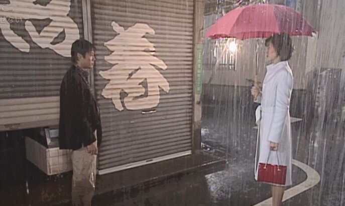 ドラマ「やまとなでしこ」第６話、魚春の前で向かいあう中原 欧介（堤真一）と神野 桜子（松嶋菜々子）