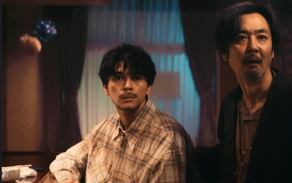 ドラマ「エルピス―希望、あるいは災い―」第７話、松本死刑囚のDNA再鑑定の報道を見て驚く岸本拓朗（眞栄田郷敦）と村井喬一（岡部たかし）