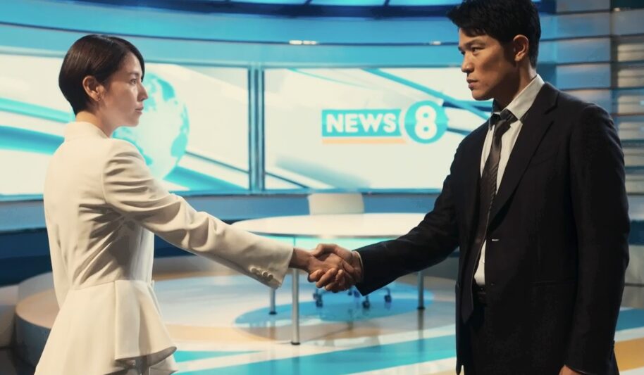 ドラマ「エルピス―希望、あるいは災い―」第１０（最終）話、交渉成立し、握手を交わす浅川恵那（長澤まさみ）と斎藤正一（鈴木亮平）