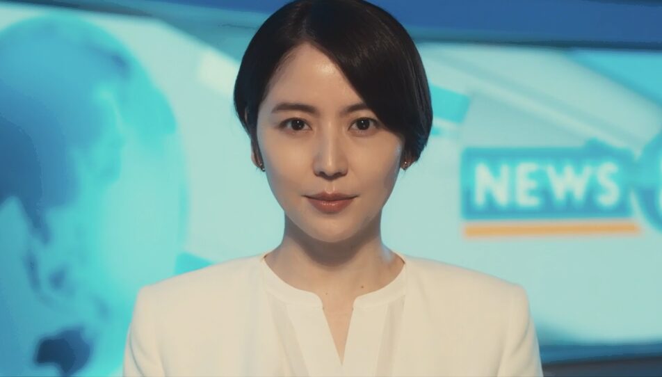 ドラマ「エルピス―希望、あるいは災い―」第１０（最終）話、ニュース８のオープニング、番組コールをする浅川恵那（長澤まさみ）