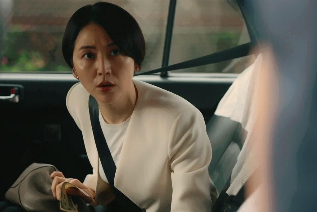 ドラマ「エルピス―希望、あるいは災い―」第８話、タクシーを降りた岸本拓朗（眞栄田郷敦）と口論する浅川恵那（長澤まさみ）