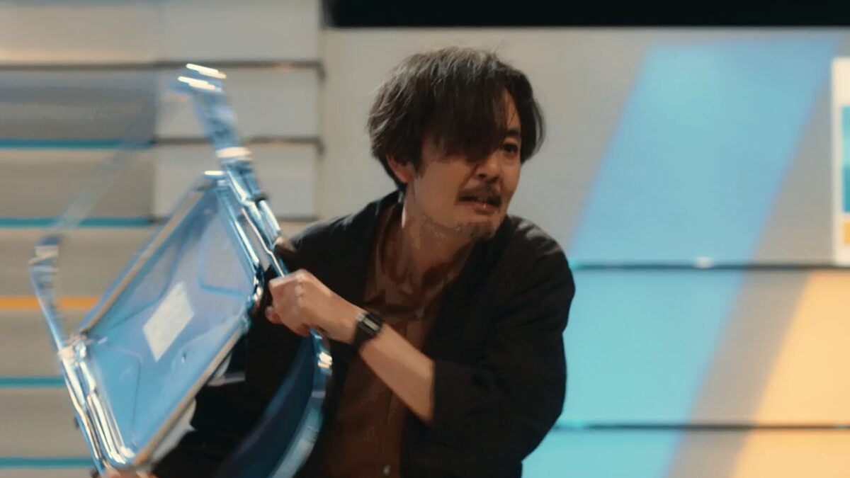 ドラマ「エルピス―希望、あるいは災い―」第９話、『ニュース８』のスタジオに乱入し、セットを破壊し暴れまくる村井喬一（岡部たかし））