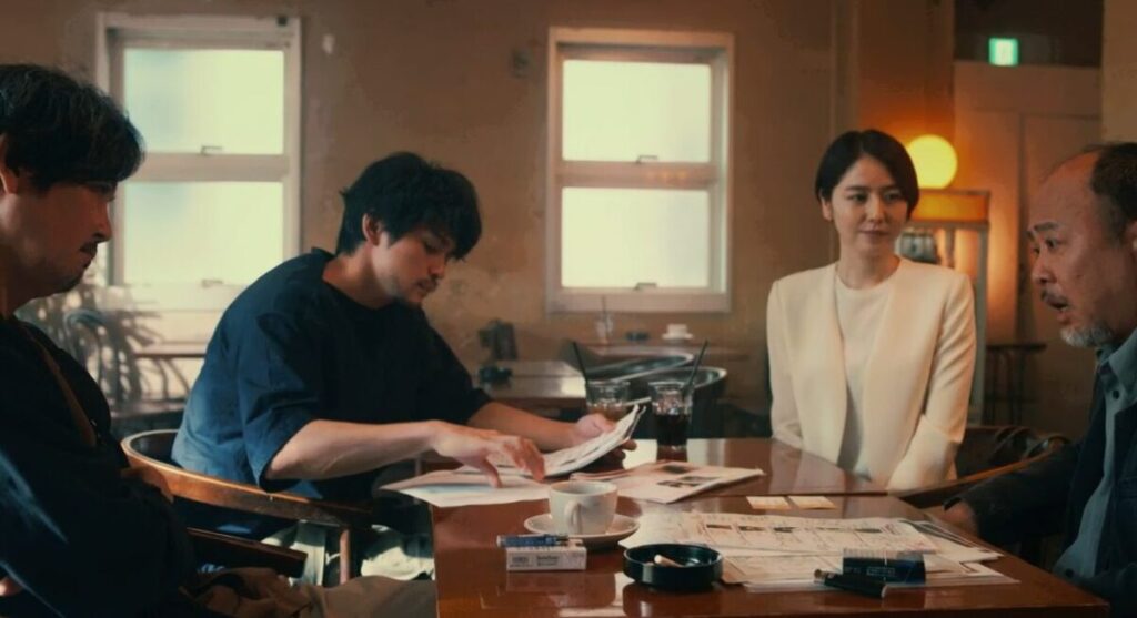 ドラマ「エルピス―希望、あるいは災い―」第８話、喫茶店でスクープ記事について打ち合わせをする浅川恵那（長澤まさみ）、浅川恵那（長澤まさみ）、村井喬一（岡部たかし）、佐伯（マキタスポーツ）