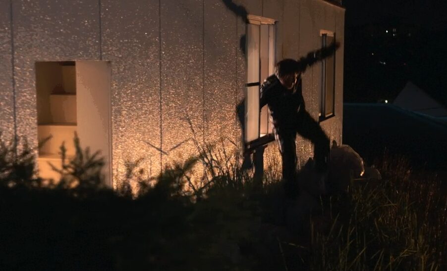 ドラマ「エルピス―希望、あるいは災い―」第６話、自宅の窓から逃げ出す西澤正（世志男）