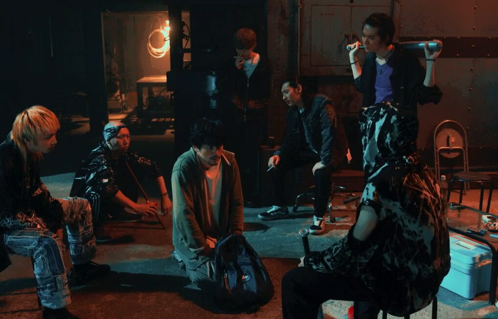 ドラマ「エルピス―希望、あるいは災い―」第５話、西澤正の息子健太の友達、ヤンキーたちに囲まれて正座をしている岸本拓朗（眞栄田郷敦）