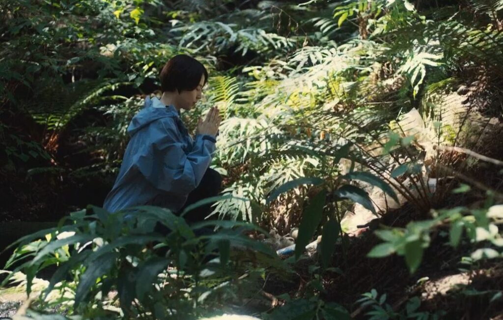 ドラマ「エルピス―希望、あるいは災い―」第４話、井川晴美（葉山さら）さんの遺体発見現場で手を合わせる浅川恵那（長澤まさみ）