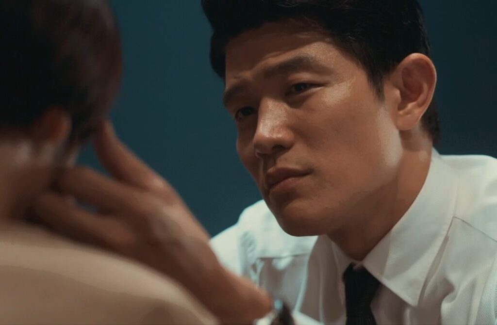 ドラマ「エルピス―希望、あるいは災い―」第４話、浅川恵那（長澤まさみ）の頬に手を伸ばす斎藤正一（鈴木亮平）