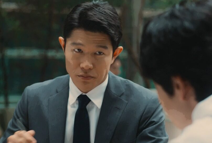 ドラマ「エルピス―希望、あるいは災い―」第１話、岸本拓朗（眞栄田郷敦）に浅川恵那（長澤まさみ）のスキャンダル写真を検索してみろと言う斎藤正一（鈴木亮平）