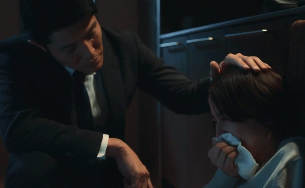 ドラマ「エルピス―希望、あるいは災い―」第３話、自宅のキッチンで泣き崩れる浅川恵那（長澤まさみ）をなぐさめる斎藤正一（鈴木亮平）