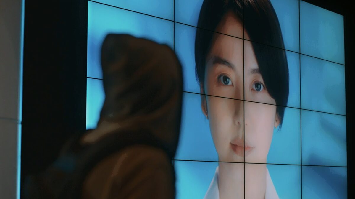 ドラマ「エルピス―希望、あるいは災い―」第８話、会社を解雇された後、会社前にある『ニュース８』浅川恵那（長澤まさみ）のプロモーション映像を見る岸本拓朗（眞栄田郷敦）