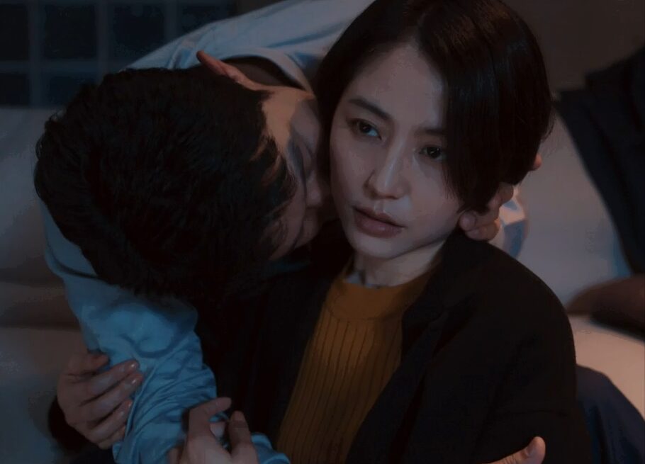 ドラマ「エルピス―希望、あるいは災い―」第６話、ソファの上から浅川恵那（長澤まさみ）の首元にキスをしている斎藤正一（鈴木亮平）