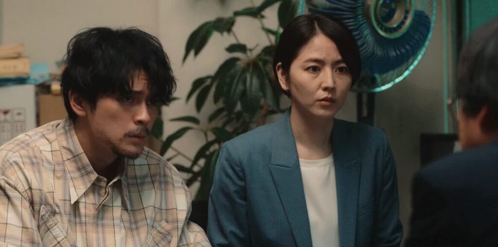 ドラマ「エルピス―希望、あるいは災い―」第７話、木村弁護士（六角精児）事務所で、DNA再鑑定決定の事情を聞く浅川恵那（長澤まさみ）と岸本拓朗（眞栄田郷敦）