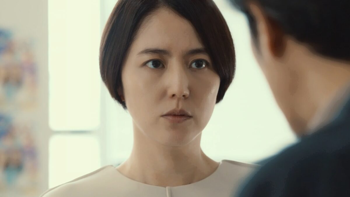 ドラマ「エルピス―希望、あるいは災い―」第１話、村井喬一（岡部たかし）から企画書のダメ出しをされ反論する浅川恵那（長澤まさみ）