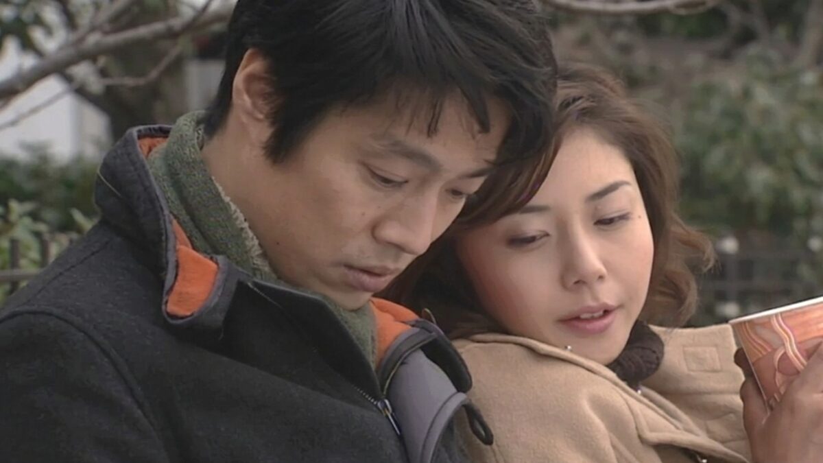 ドラマ「やまとなでしこ」第１１（最終）話、NYのベンチで寄り添いながら座る神野 桜子（松嶋菜々子）と中原 欧介（堤真一）