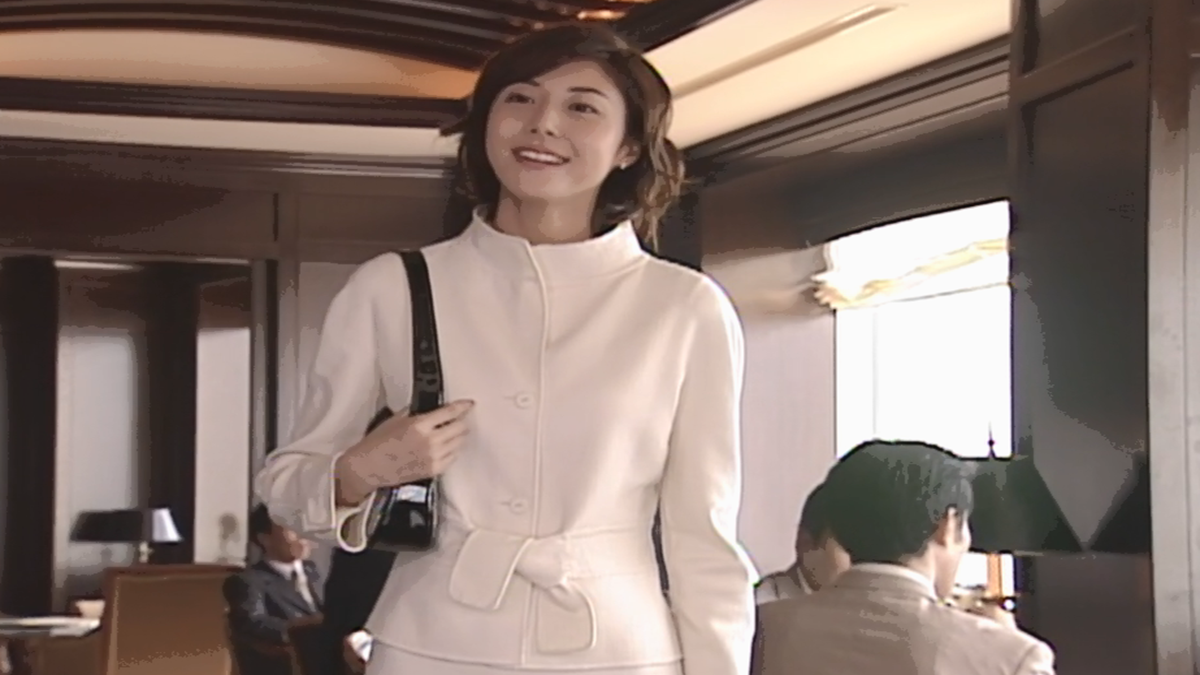 ドラマ「やまとなでしこ」第5話、中原 欧介（堤真一）が火事の中から持ち出した白のセットアップを着て現れた神野 桜子（松嶋菜々子）