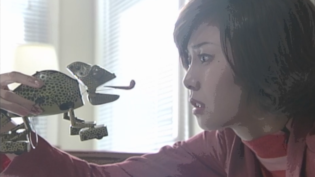 やまとなでしこ第３話、カメレオンのおもちゃに驚く神野 桜子（松嶋菜々子）