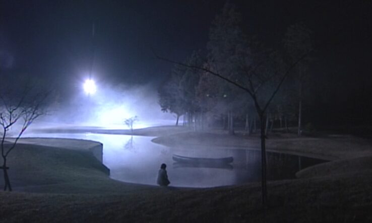 ドラマ「やまとなでしこ」第１０話、中原 欧介（堤真一）と最初にキスをした場所で一人考え込んでいる神野 桜子（松嶋菜々子）