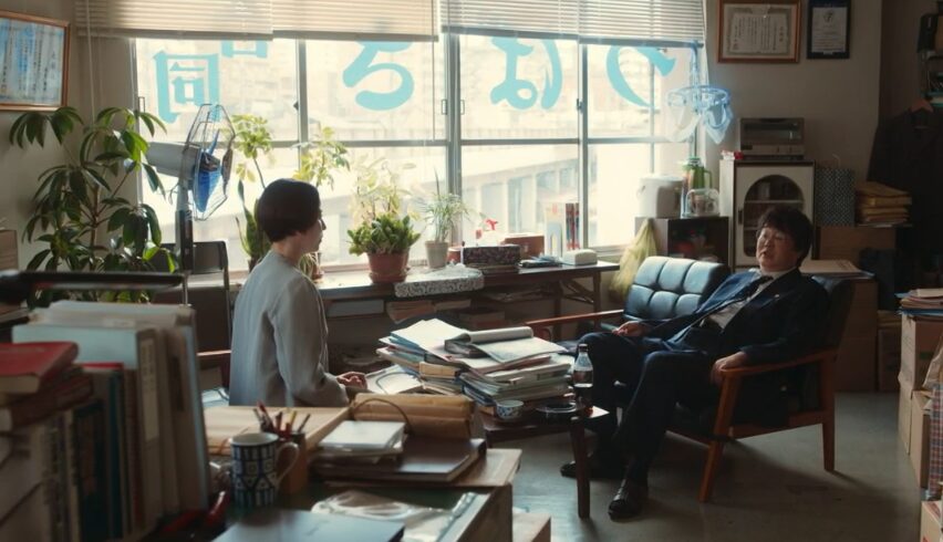 ドラマ「エルピス―希望、あるいは災い―」第２話、木村卓弁護士（六角精児）の事務所で話を聞く浅川恵那（長澤まさみ）