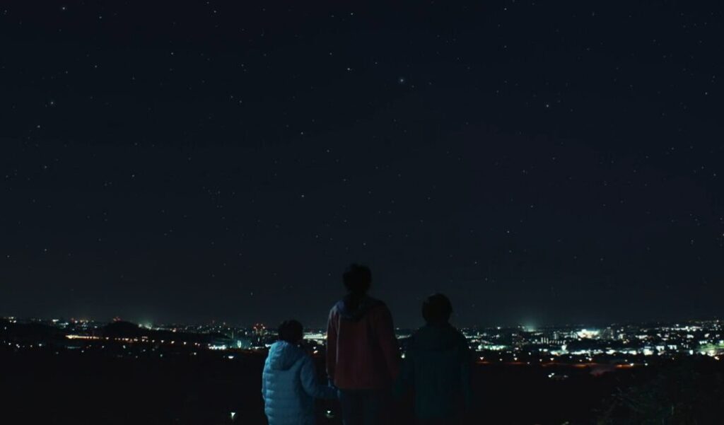 ドラマ「エルピス―希望、あるいは災い―」第５話、しし座流星群を見上げる西澤の元妻と健太と妹の３人