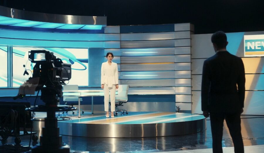 ドラマ「エルピス―希望、あるいは災い―」第１０（最終）話、スタジオで二人きりになった浅川恵那（長澤まさみ）と斎藤正一（鈴木亮平）