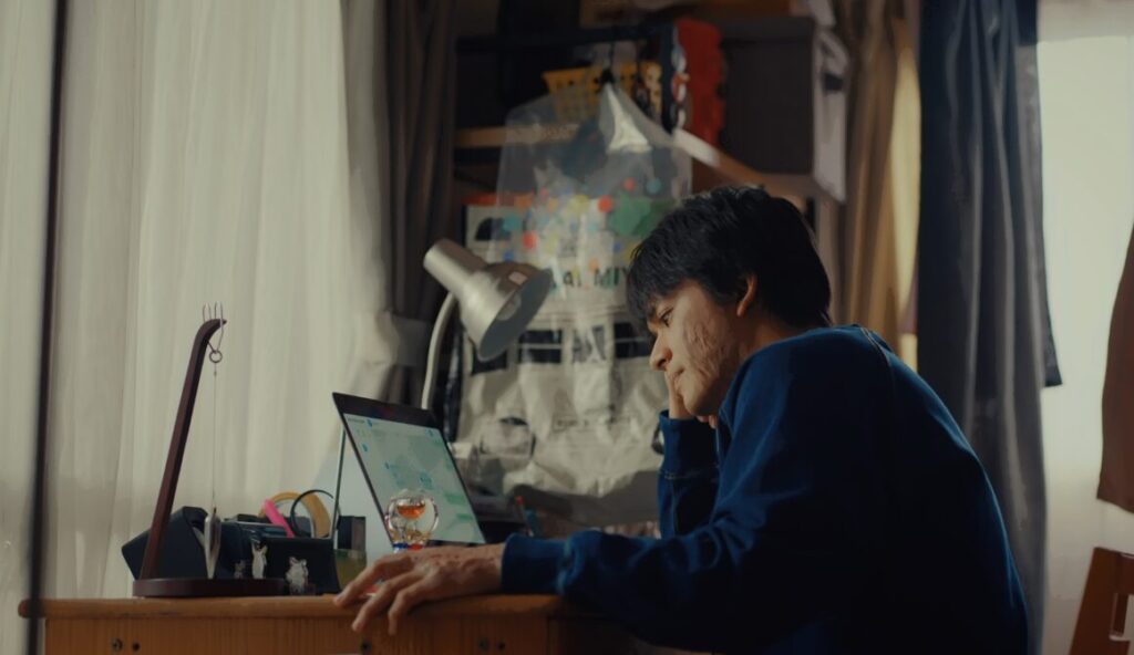 ドラマ「ちょっとだけエスパー」第７話、アイとチャットしている市松（北村匠海）
