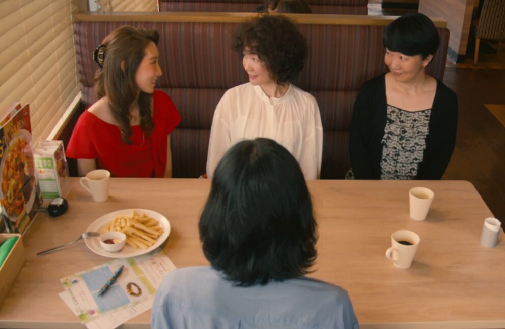 ドラマ「凪のお暇」第２話、坂本龍子（市川実日子）に水晶のブレスレットの購入を喫茶店で勧められている大島凪（黒木華）