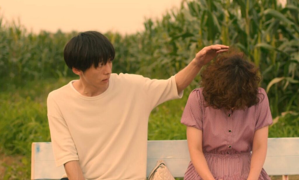 ドラマ「凪のお暇」第8話、泣いている大島凪（黒木華）の頭を撫でようとしている我聞慎二（高橋一生）