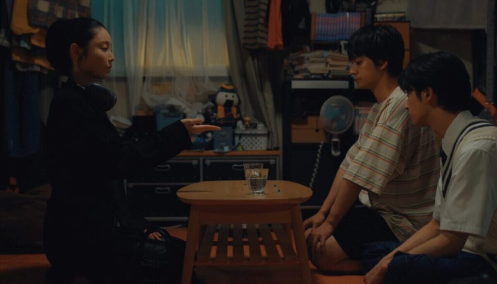 ドラマ「ちょっとだけエスパー」第４話、市松（北村匠海）と紫苑（新原泰佑）にEカプセルを飲むよう促す久条（向里祐香）