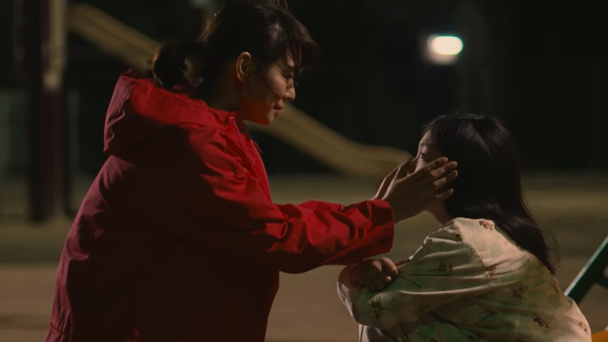 ドラマ「妻、小学生になる。」第８話、公園で泣いていた白石万理華（毎田暖乃）に語り掛ける新島貴恵（石田ゆり子)