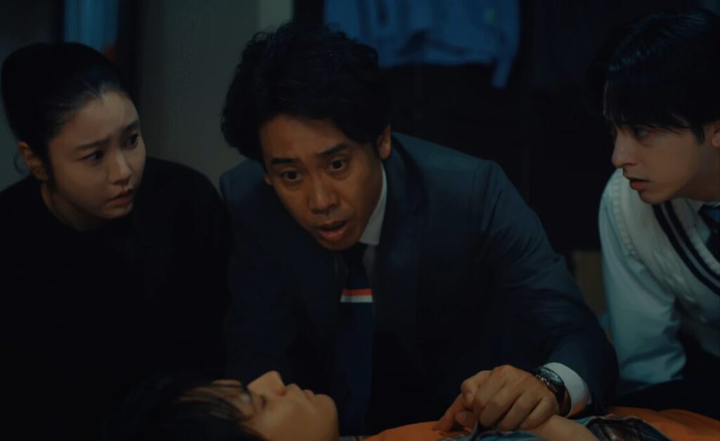 ドラマ「ちょっとだけエスパー」第７話、倒れた市松（北村匠海）の手当てを試みる文太（大泉洋）、久条（向里祐香）、紫苑（新原泰佑）