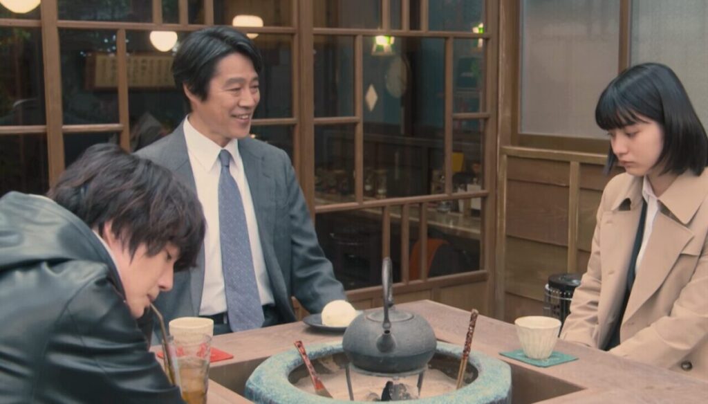 ドラマ「妻、小学生になる。」第7話、喫茶たいむで、新島圭介(堤真一)と話をしている新島麻衣(蒔田彩珠)と古賀友利(神木隆之介)
