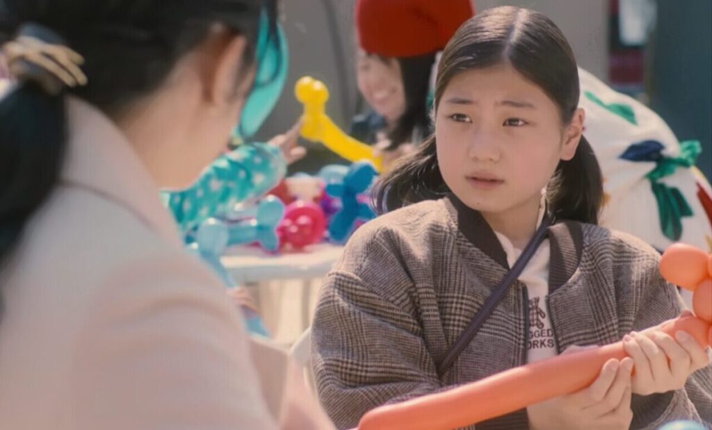 ドラマ「妻、小学生になる。」第９話、ショッピングモールで守屋好美（森田望智）に話しかけられるが、誰なのか分からない様子の白石万理華（毎田暖乃）