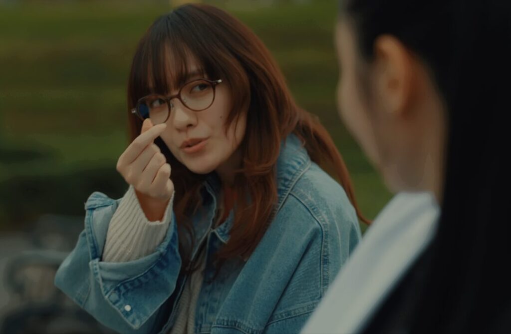 ドラマ「ちょっとだけエスパー」第６話、久条（クジョウ・向里祐香）のもとを訪れた八柳（ヤナギ・小島藤子）