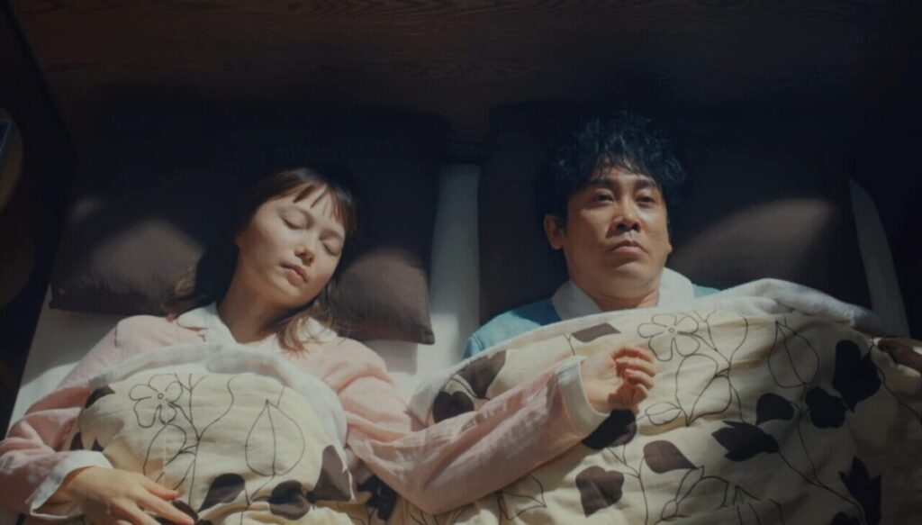 ドラマ「ちょっとだけエスパー」第１話、朝、眠れなかった様子の文太（大泉洋）と気持ちよさそうに寝ている四季（宮﨑あおい）